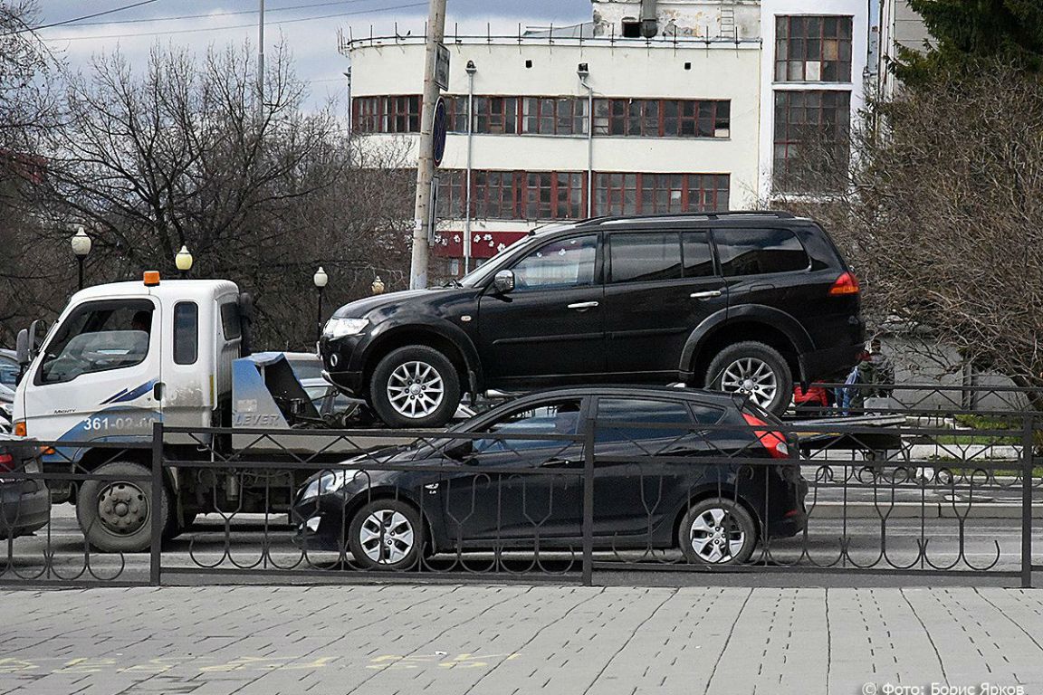 На пяти участках Екатеринбурга запретят парковку. Рассказываем, на каких -  «Уральский рабочий»